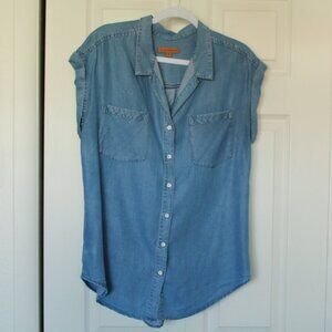 Jachs Girlfriend size Medium short sleeve button down denim blue shirt